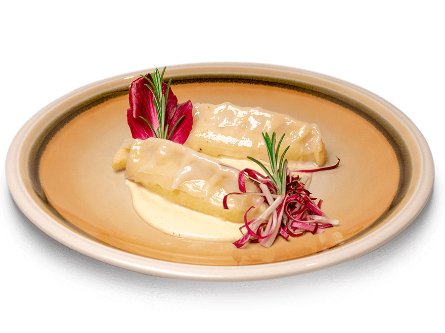 Sezonski meni Gnocchi di patate ripieni con raddichio di Salcano e ricotta, ricoperti di lardo in salsa di formaggio