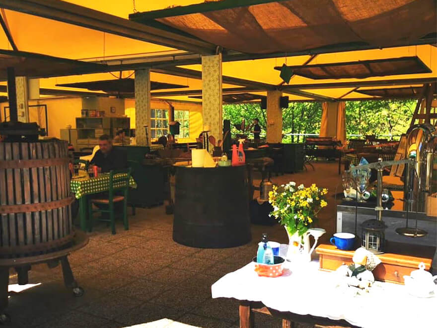 Letni vrt z razgledom Giardino estivo con vista in un ambiente bellissimo - Ošterija Žogica